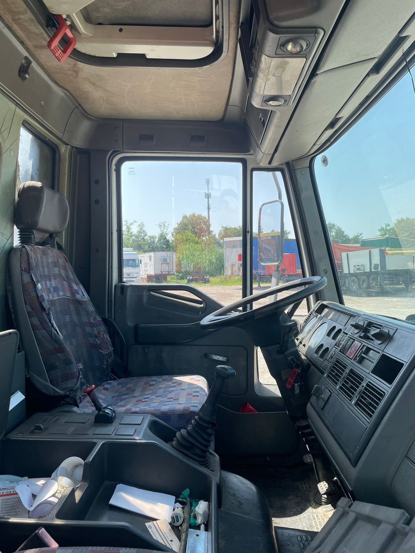 1995 IVECO EUROCARGO 150E23 con GRU EFFER